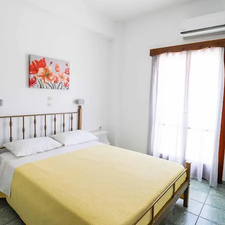 Finikas Santorini Szálloda 3*